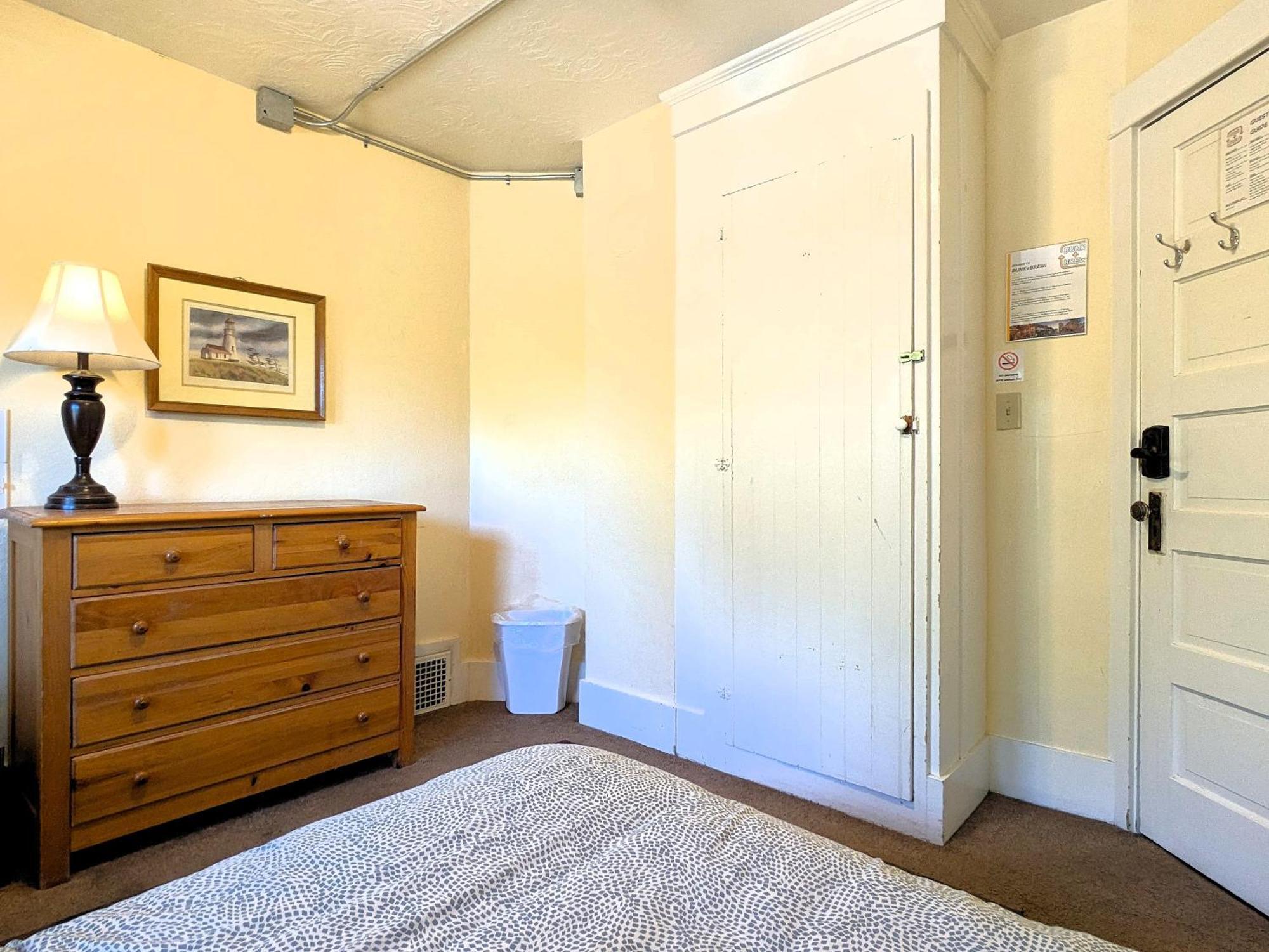 Bunk & Brew Historic Lucas House - Hostel Bend Bagian luar foto