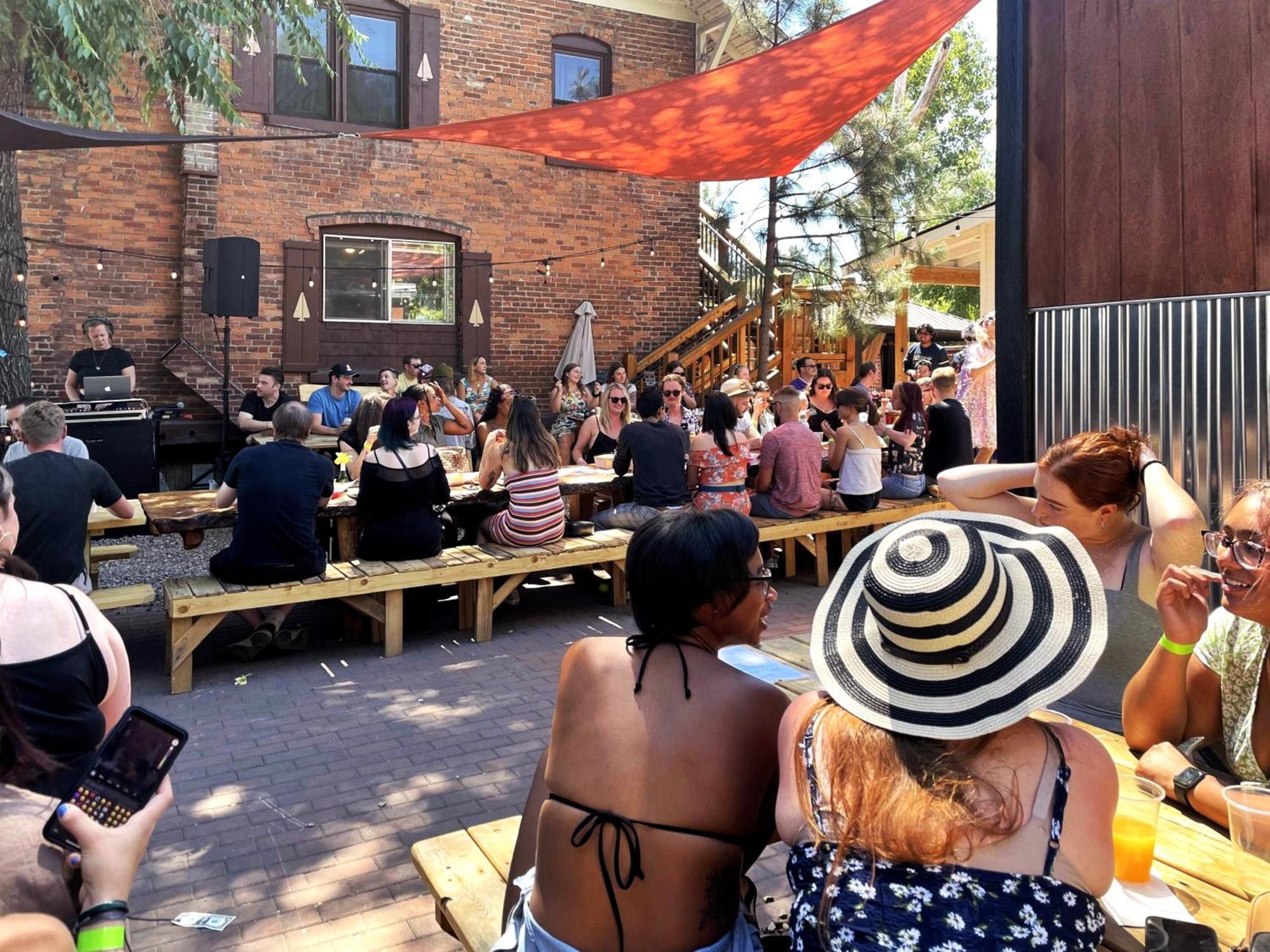 Bunk & Brew Historic Lucas House - Hostel Bend Bagian luar foto