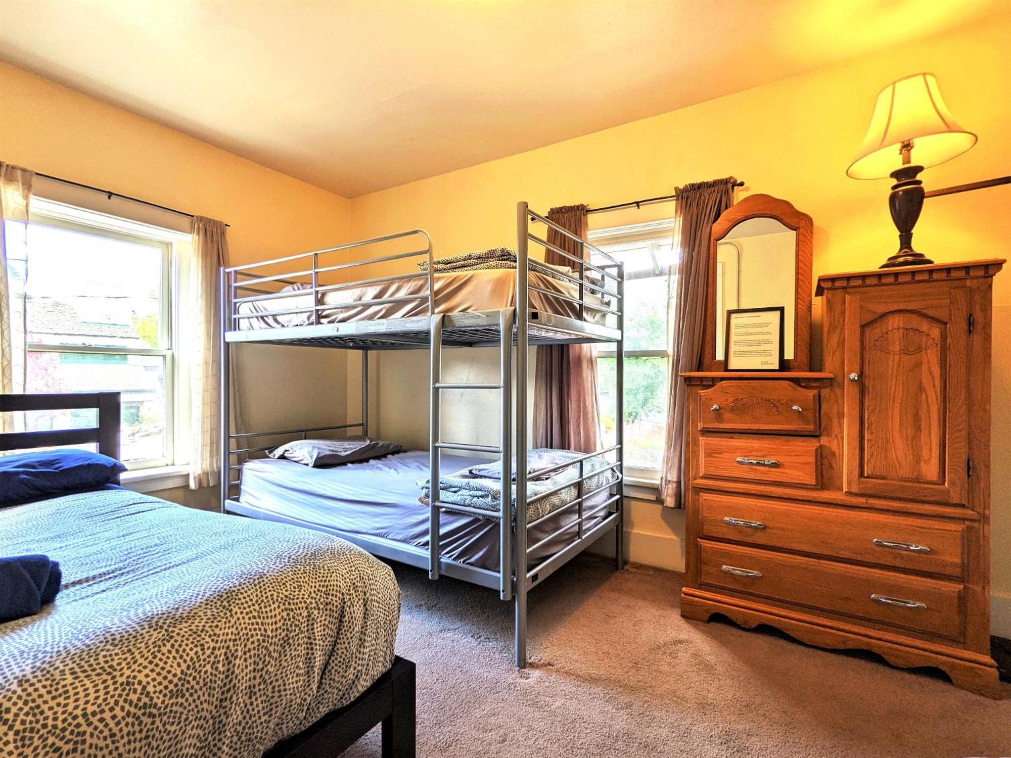 Bunk & Brew Historic Lucas House - Hostel Bend Bagian luar foto